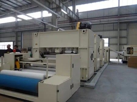 Productielijn voor naaldpunching van 800 gram voor niet-geweven luchtfiltratiemediumgevoel